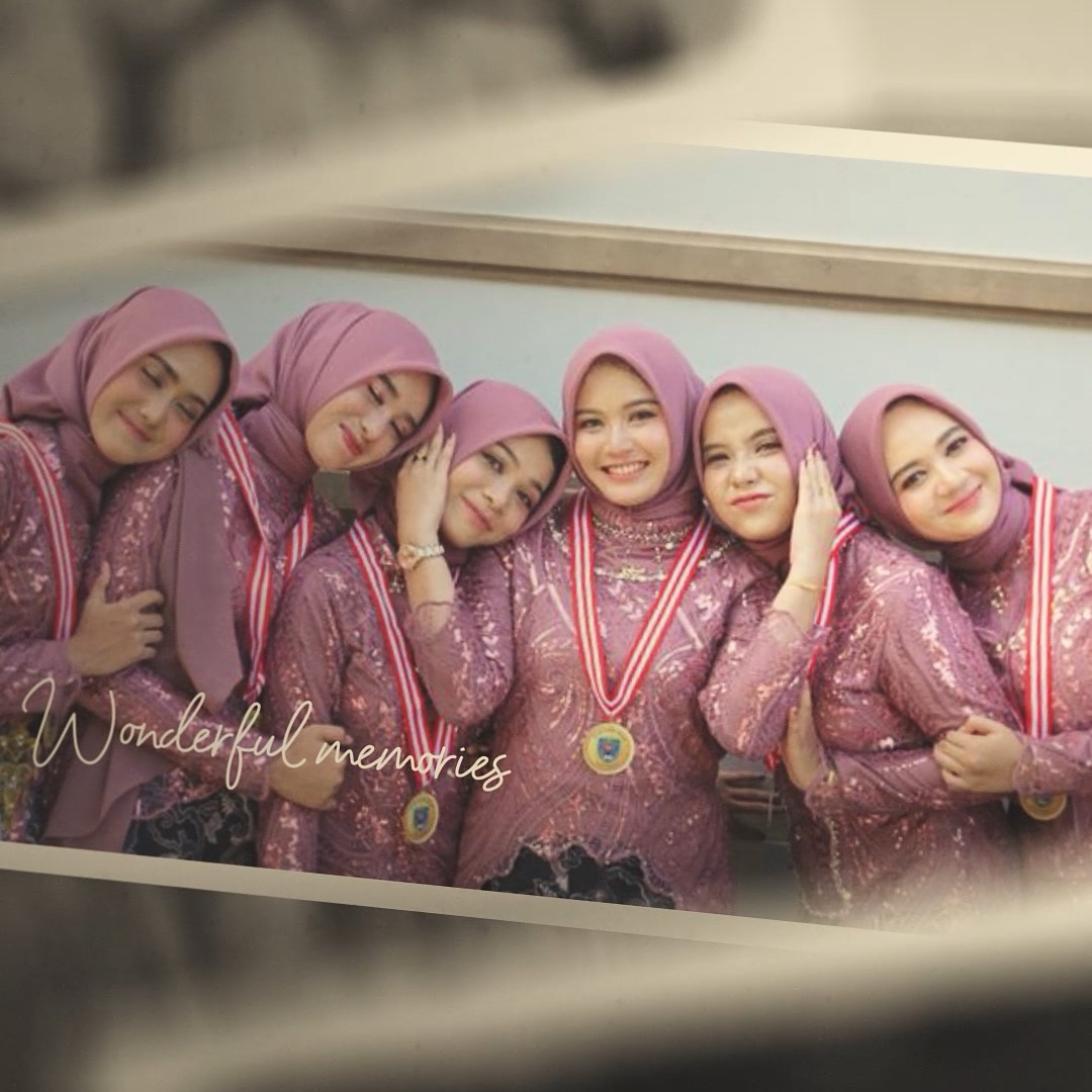 Mahasiswa wisuda mengenakan toga dan memegang ijazah, latar belakang indoor dengan pencahayaan hangat, gambar pertama dari slide video wisuda estetik