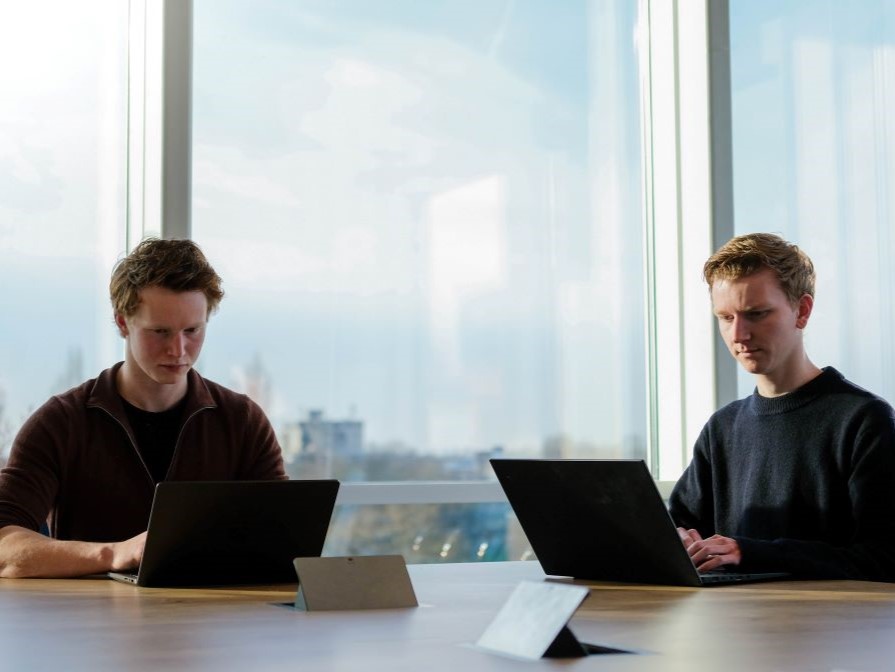 Team werkt samen aan innovatieve oplossingen