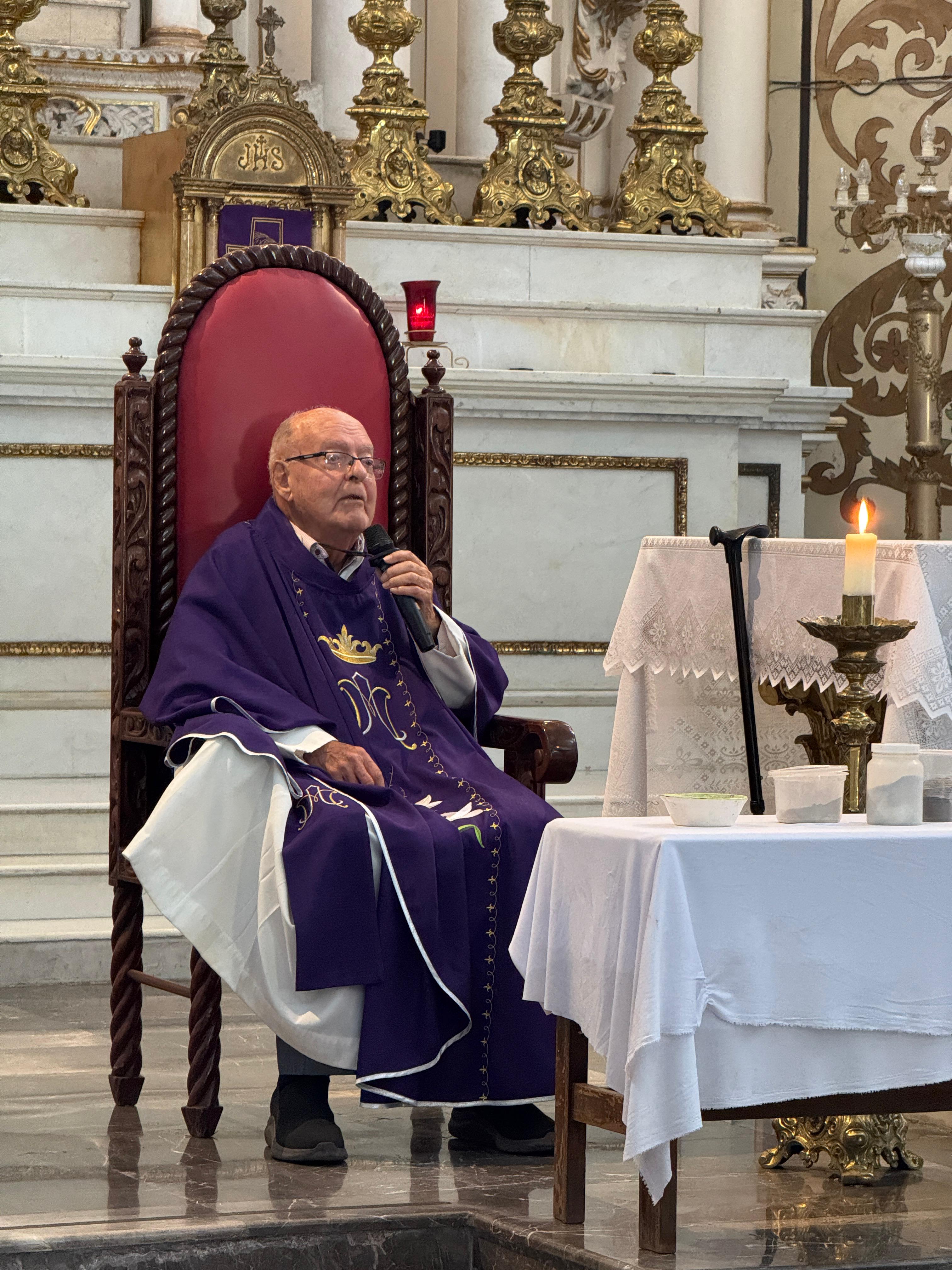 Padre Alfonso durante la homilía