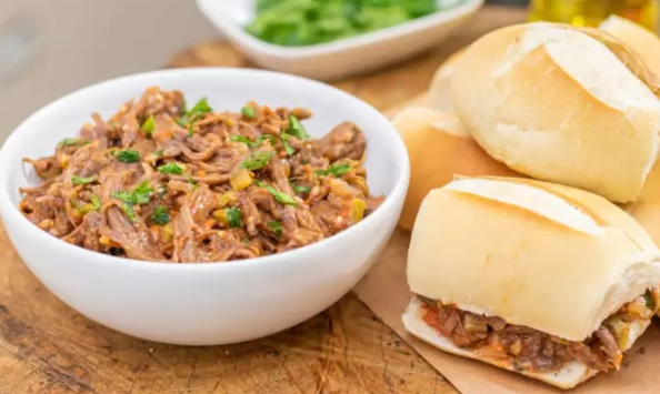 Sanduíche de carne louca