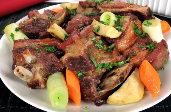 Costela bovina com alho-poró e legumes