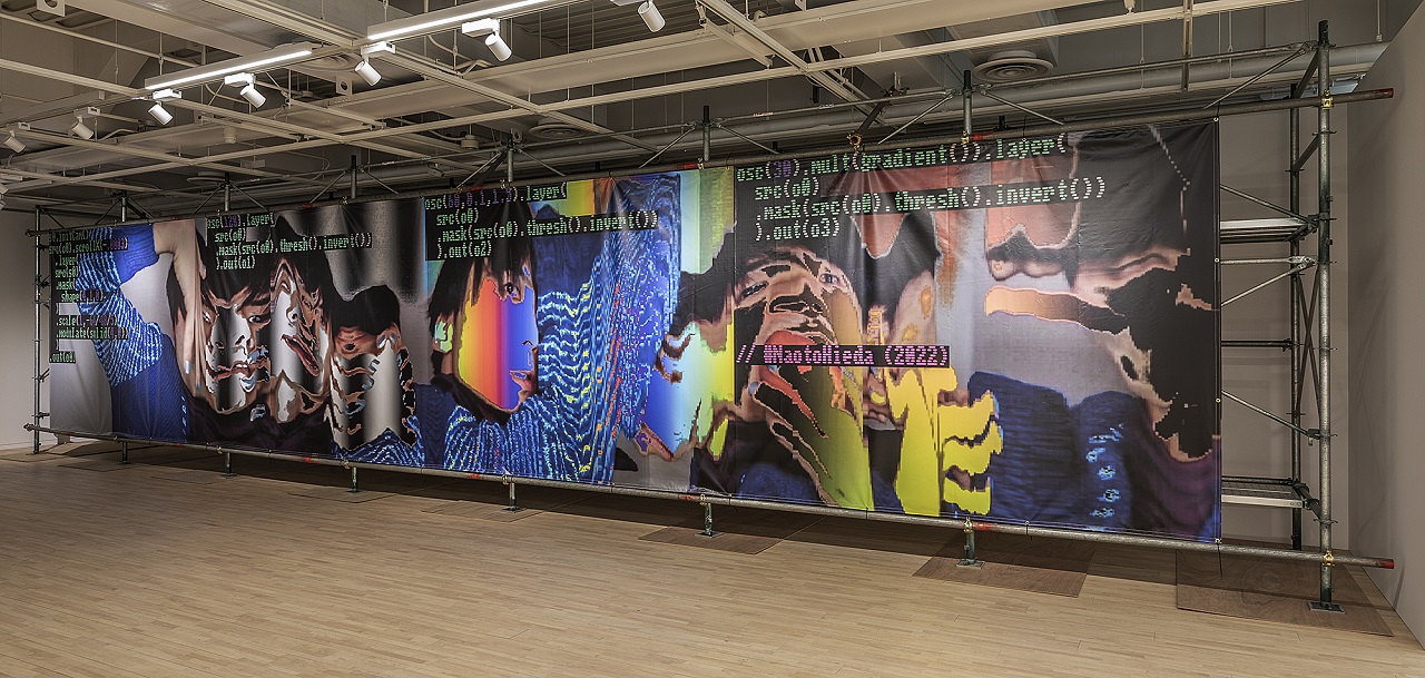 大型バナーがギャラリーに展示されている