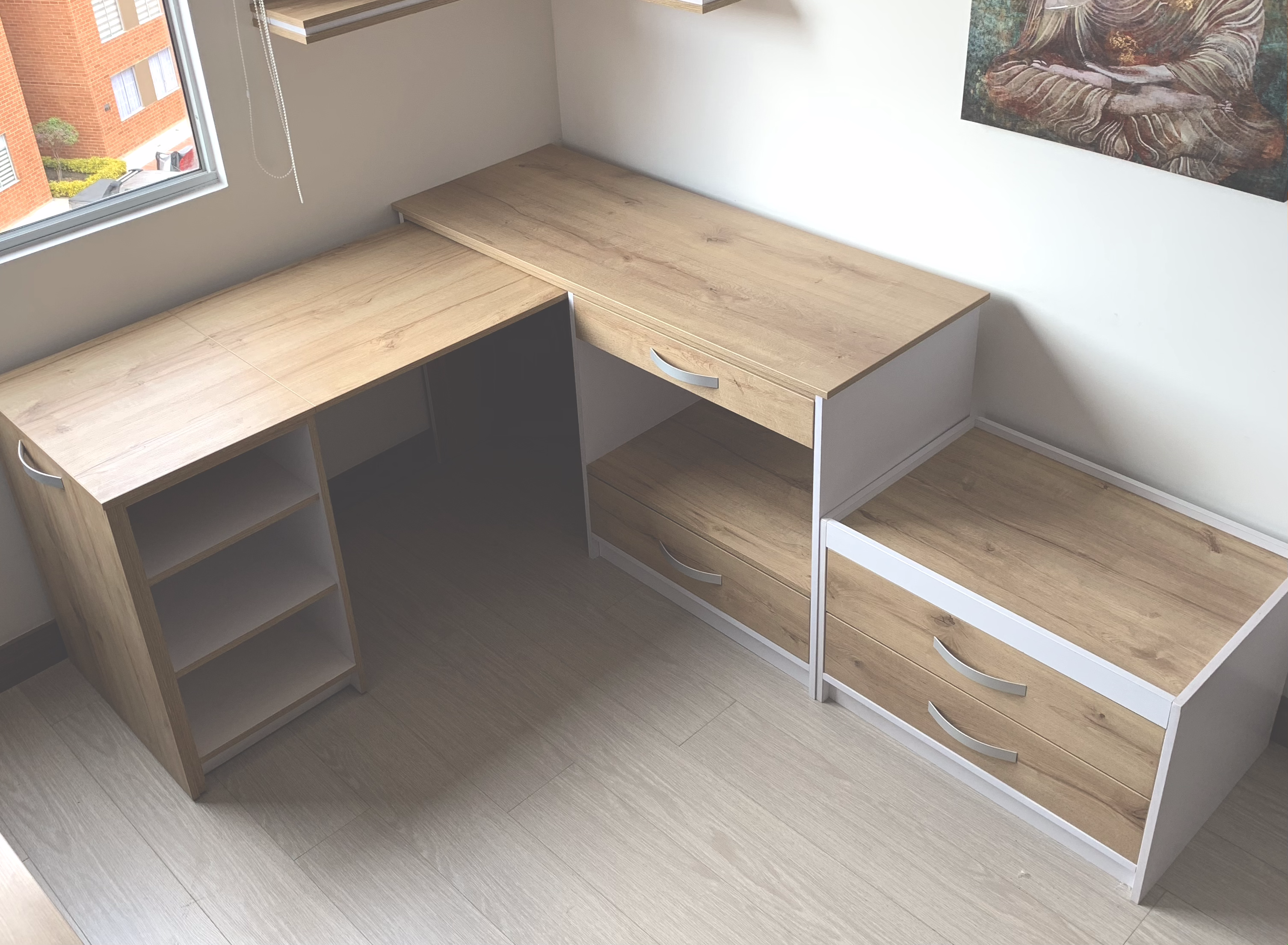 personas discutiendo en una mesa de juntas