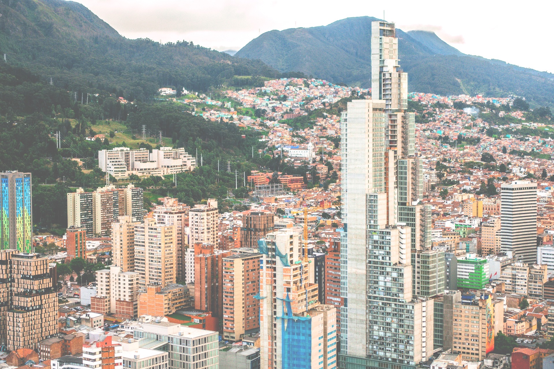 personas discutiendo en una mesa de juntas