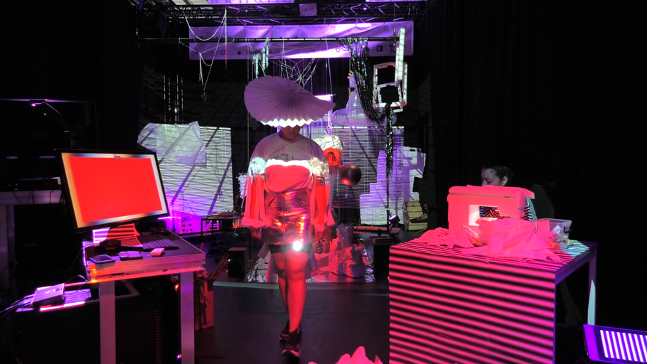 赤い色をプロジェクションしている