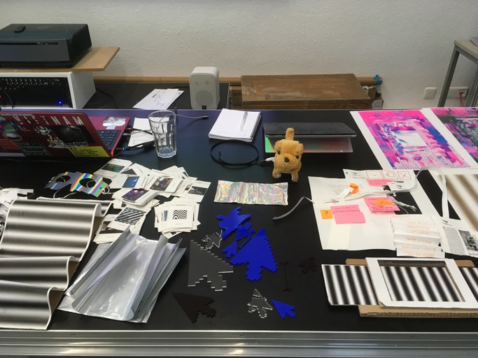 テーブルの上にプリント作品などが並べてある