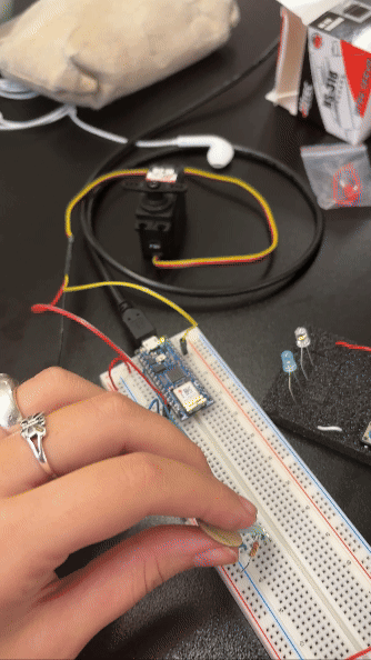 breadboard with analog pressure sensor and servo motor